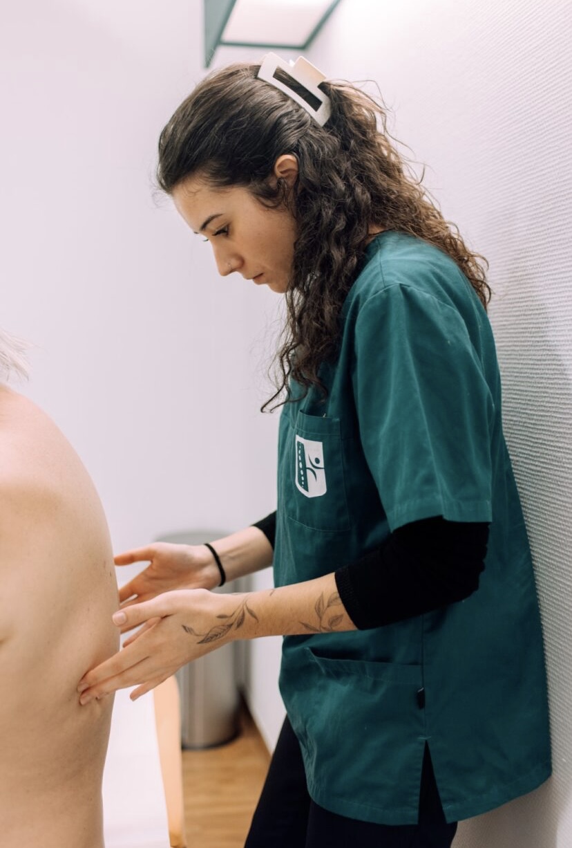 Laura Marin, ostéopathe D.O., en consultation